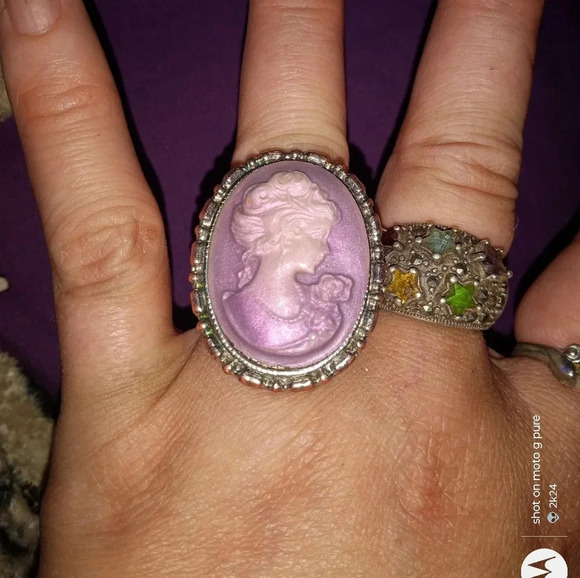 Vintage Lavender Grecian Lady Cameo Adjustable Ring - Picture 2 of 6